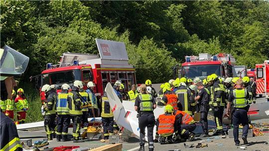 Rettungsdienste und Polizei arbeiten an der Unfallstelle, nachdem ein Segelflugzeug auf die A45 gestürzt ist. 