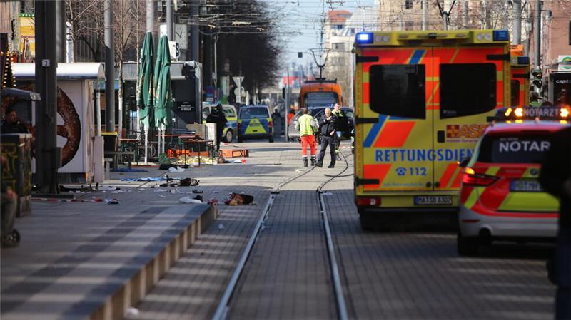 Schock am Rosenmontag: Auto rast in Menge, Herkunft des Täters bekannt Rettungsdienste und Polizei stehen nach einem schweren Zwischenfall am Paradeplatz in Mannheim.