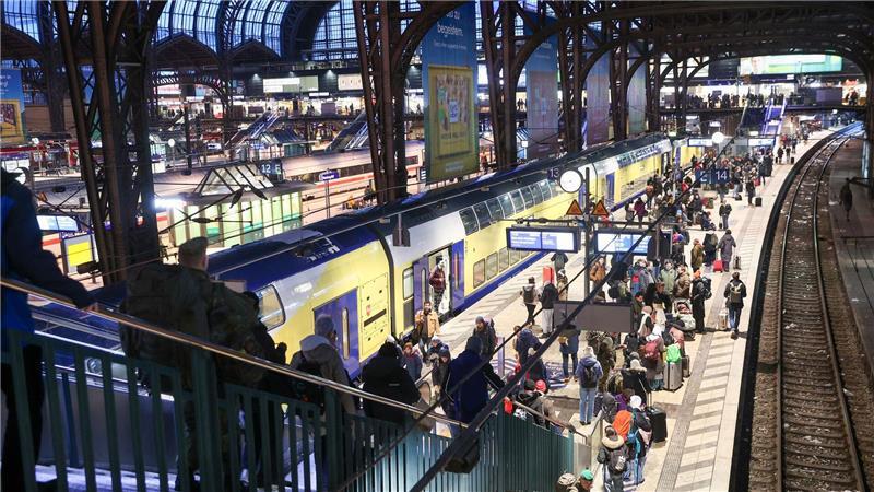 Rettungseinsatz eines kleinen Jungen am Hamburger Hauptbahnhof. (Archivbild)