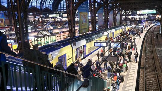 Rettungseinsatz eines kleinen Jungen am Hamburger Hauptbahnhof. (Archivbild)