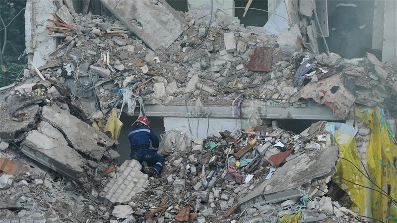 Russischer Raketenhagel auf Kiew - viele Tote und Verletzte Rettungshelfer in Kiew suchen nach Überlebenden in den Trümmern nach dem russischen Angriff.