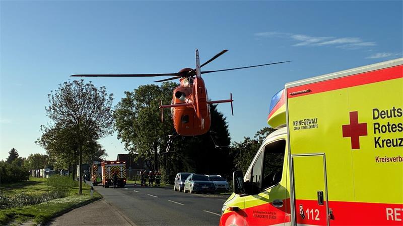 Arbeitsunfall im Alten Land – Reetdachdecker schwer verletzt Rettungshubschrauber Christoph 29 landet in Neuenschleuse auf der K39.