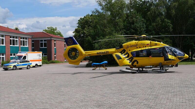 Rettungshubschrauber Christoph 67 landet in Hemmoor.