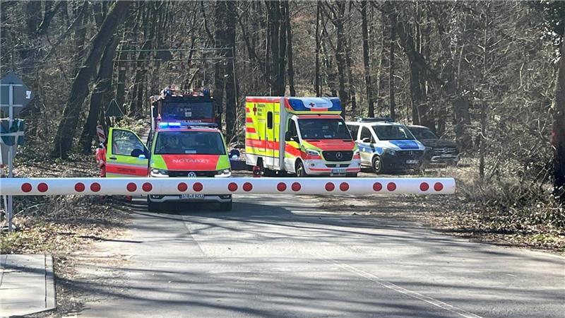 Rettungskräfte, Notarzt, Polizei und Seelsorger waren ebenso wie die Feuerwehr in Heitmannshausen vor Ort.