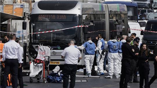 Rettungskräfte am Ort eines Anschlags, bei dem in Jerusalem mehrere Menschen getötet wurden. 