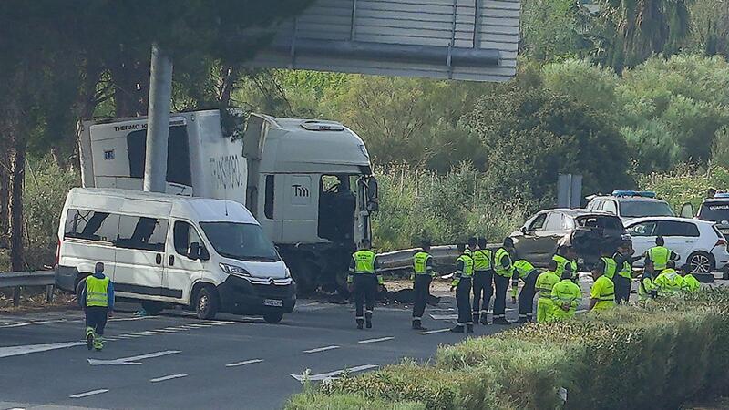 Lkw überrollt sechs Menschen in Spanien Rettungskräfte an der Unfallstelle an der Autobahn AP-4 unweit von Sevilla im Süden des Landes.