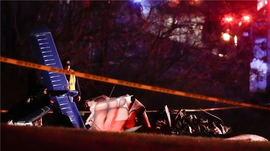 Rettungskräfte an der Unfallstelle entlang der Interstate 40 nach dem Absturz eines Kleinflugzeugs.