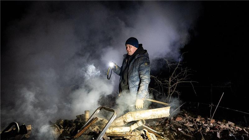 Rettungskräfte arbeiten am Ort eines russischen Luftangriffs auf ein Wohngebiet.