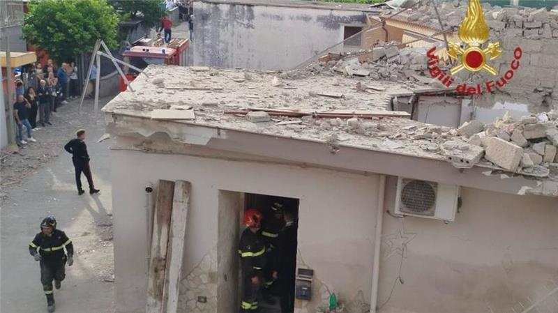 Rettungskräfte arbeiten an der Einsturzstelle. 
