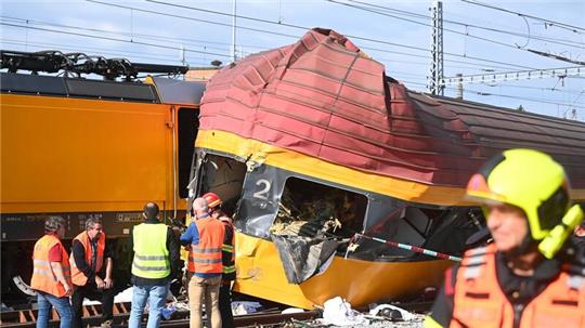 Rettungskräfte arbeiten an der Unfallstelle nach dem Zusammenstoß zweier Züge in Pardubice.
