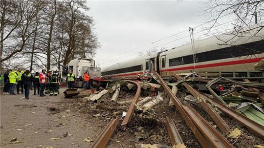 Rettungskräfte arbeiten an der Unfallstelle, nachdem in Hamburg-Harburg ein ICE gegen einen Sattelzug gefahren war.