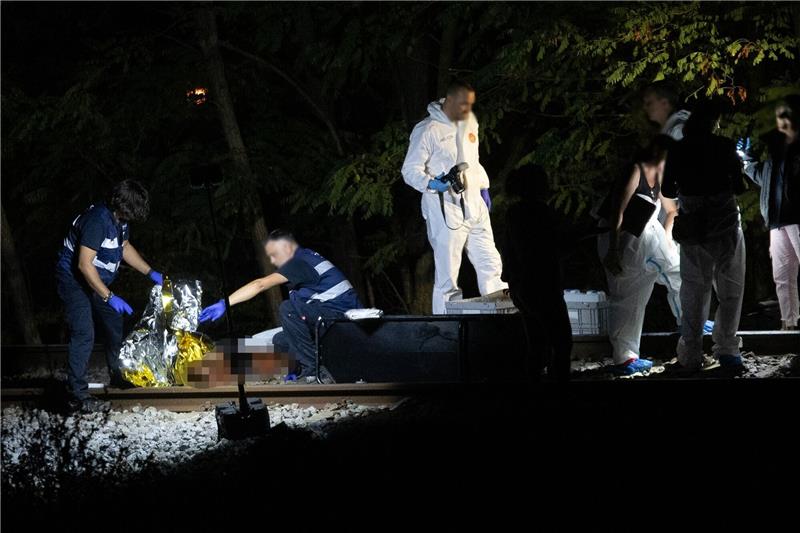 Zug fährt in Spanien in Menschengruppe - Vier Tote Rettungskräfte arbeiten an der Unglücksstelle, wo eine Gruppe Menschen von einem Zug erfasst wurde.