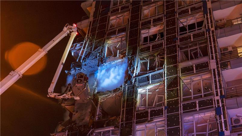 Rettungskräfte arbeiten daran, ein Feuer nach einem russischen Angriff in Kiew zu löschen.
