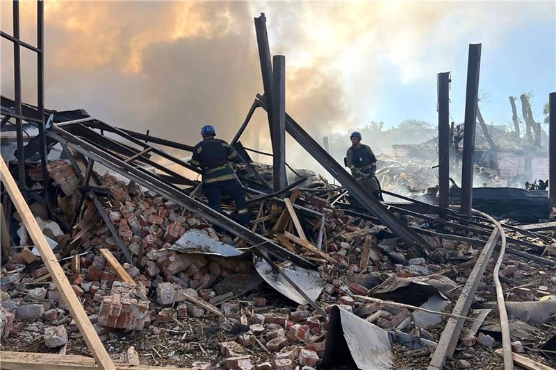 Rettungskräfte arbeiten in Krywyj Rih nach einem Angriff daran, einen Brand zu löschen.