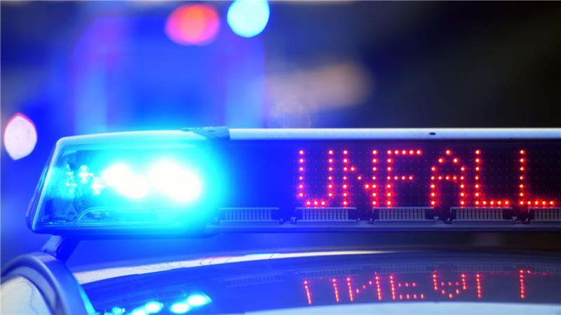 51-Jähriger bei Auffahrunfall lebensgefährlich verletzt Rettungskräfte befreiten den Fahrer, anschließend wurde er ins Krankenhaus gebracht. (Symbolbild)
