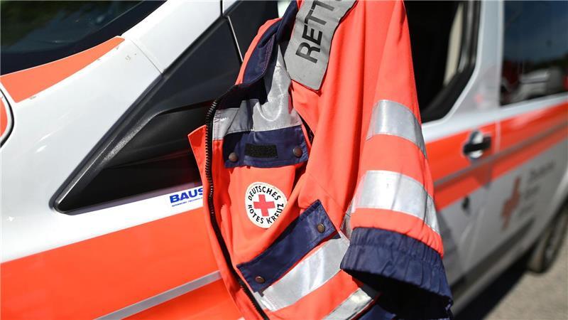 Auto kracht gegen Brückenpfeiler – Fahrer stirbt Rettungskräfte befreiten den Mann nach dem Unfall aus seinem Auto. (Symbolbild)