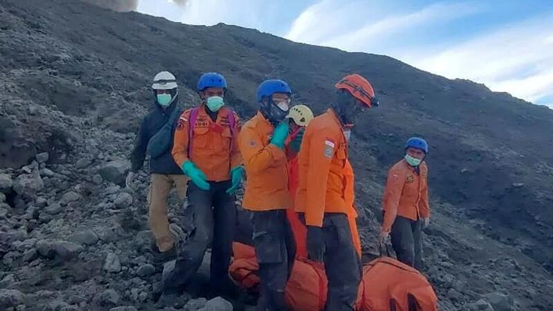 Zahl der Toten auf indonesischem Vulkan steigt Rettungskräfte bereiten sich darauf vor, die Leiche eines Bergsteigers zu bergen, der beim Ausbruch des Vulkans Marapi ums Leben gekommen ist.