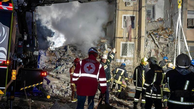 Krieg gegen die Ukraine: So ist die Lage Rettungskräfte beseitigen die Trümmer eines zerstörten Mehrfamilienhauses nach einem russischen Angriff auf ein Wohnviertel in Odessa.