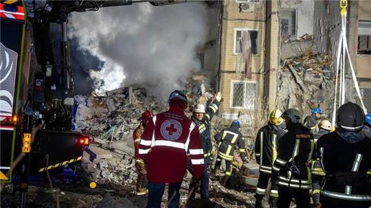 Rettungskräfte beseitigen die Trümmer eines zerstörten Mehrfamilienhauses nach einem russischen Angriff auf ein Wohnviertel in Odessa.