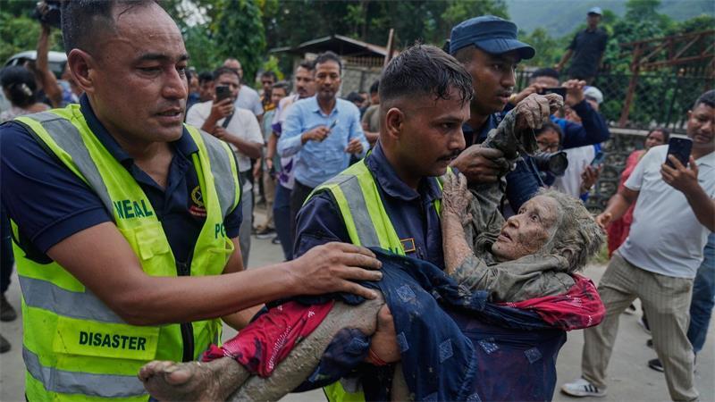 Sturzflut in Nepal: Mehr als 150 Tote und Hunderte Vermisste Rettungskräfte brachten Opfer der Sturzflut in Sicherheit.