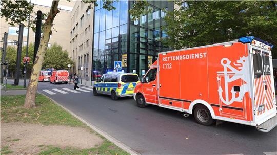 Rettungskräfte brachten den 17-Jährigen lebensgefährlich verletzt ins Krankenhaus.