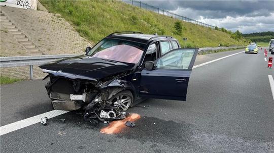 Rettungskräfte brachten den Fahrer in eine Klinik.