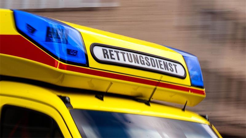 Rettungskräfte brachten den Mann in ein Krankenhaus, wo er später starb. (Symbolbild)