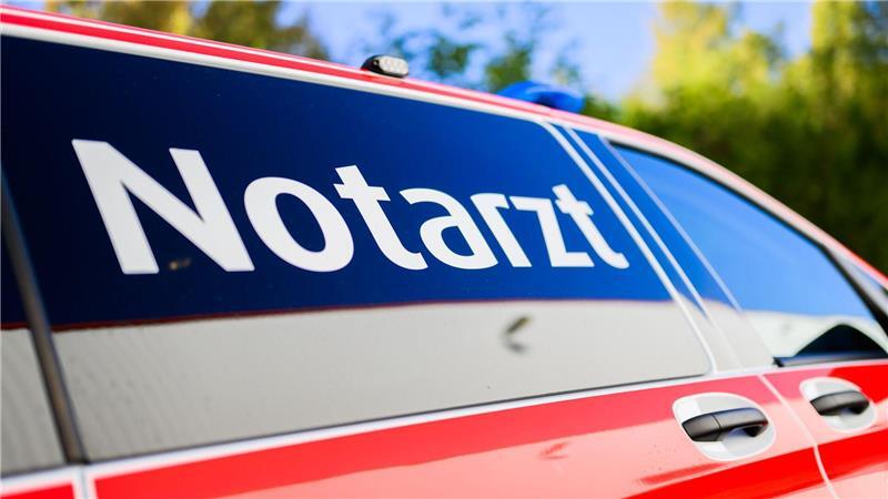 Rettungskräfte brachten den Verletzten in eine Klinik. (Symbolbild)