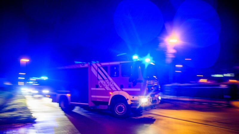 Rettungskräfte brachten die neun Hausbewohner in Sicherheit (Symbolbild)