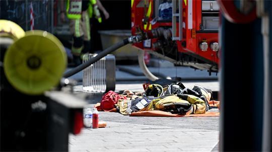 Rettungskräfte brachten mindestens zwei Menschen nach dem Brand mit Verbrennungen in ein Krankenhaus. 