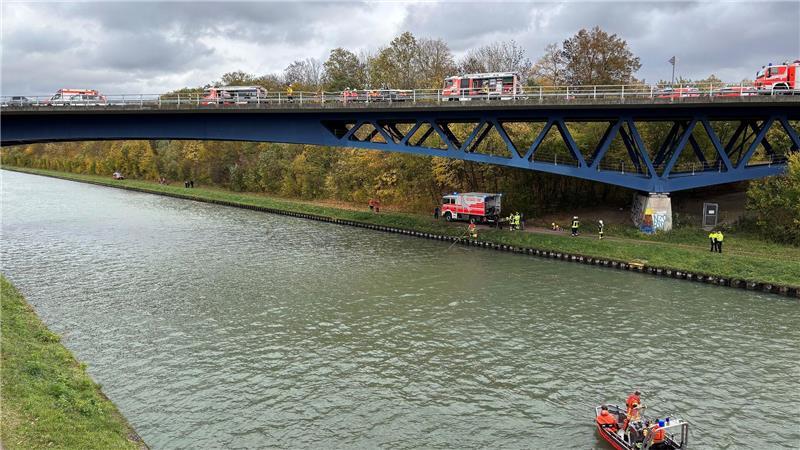Schwerer Unfall auf der B4 am Mittellandkanal Rettungskräfte der Feuerwehr sind an der Unfallstelle auf der Bundesstraße 4 an einer Brücke über den Mittellandkanal im Einsatz.