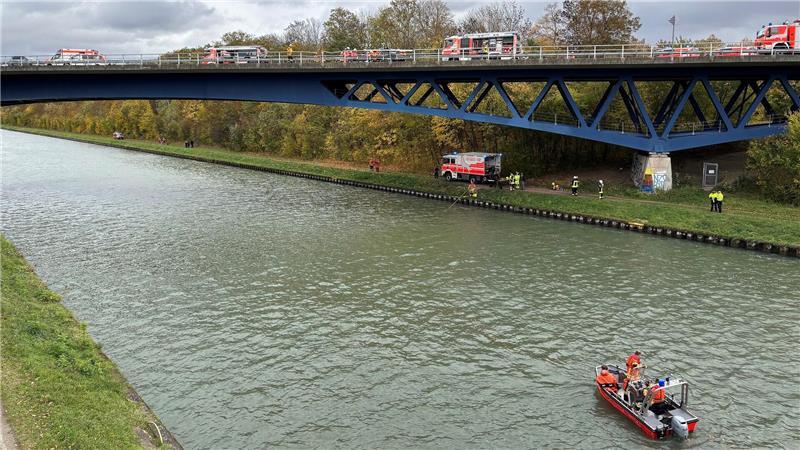 Auto stürzt nach Unfall in Mittellandkanal - drei Tote Rettungskräfte der Feuerwehr sind an der Unfallstelle auf der Bundesstraße 4 an einer Brücke über den Mittellandkanal im Einsatz.