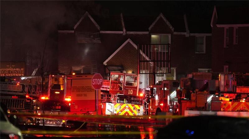 Jet stürzt in USA ab: Sieben Tote und viele Verletzte Rettungskräfte eilten zur Unglücksstelle.