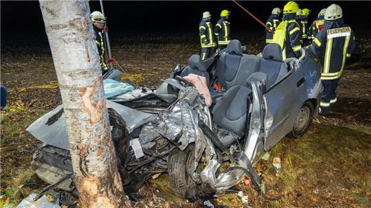 Rettungskräfte entfernten mit schwerem Gerät Türen und Dach des Honda. Erst nachdem sie das Autowrack mit einer Seilwinde hochgezogen hatten, gelang es, den Schwerverletzten zu befreien.