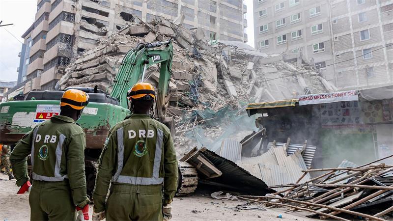 Rettungskräfte führen Such- und Rettungsmaßnahmen an der Stelle eines eingestürzten mehrstöckigen Gebäudes durch, das sich im Stadtteil Eastleigh in Nairobi im Bau befand.