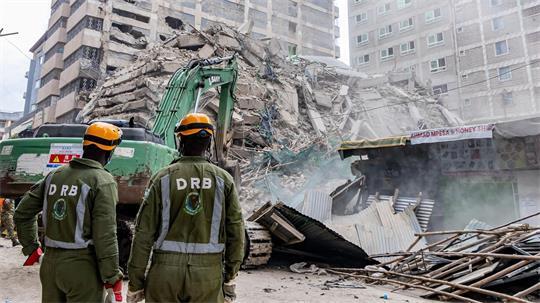 Rettungskräfte führen Such- und Rettungsmaßnahmen an der Stelle eines eingestürzten mehrstöckigen Gebäudes durch, das sich im Stadtteil Eastleigh in Nairobi im Bau befand.