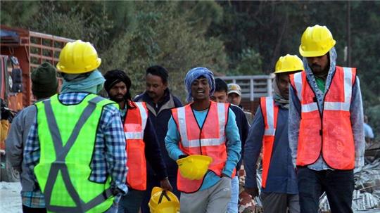 Rettungskräfte gehen in der Nähe des eingestürzten Tunnels. Die Rettungsarbeiten dauern nun schon länger als eine Woche an.