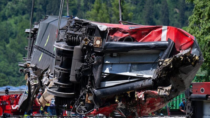 Anklage gegen Bahnmitarbeiter nach Garmischer Zugunglück Rettungskräfte haben nach dem schweren Zugunglück einen der Waggons angehoben. Bei dem Unglück im Juni 2022 kamen fünf Menschen ums Leben.