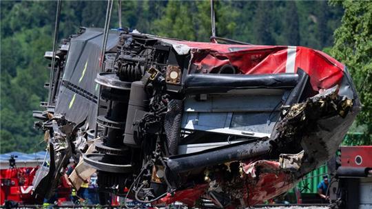 Rettungskräfte haben nach dem schweren Zugunglück einen der Waggons angehoben. Bei dem Unglück im Juni 2022 kamen fünf Menschen ums Leben.