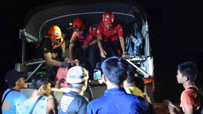 Elf Tote nach Erdrutsch auf den Philippinen Rettungskräfte helfen Bewohnern des Dorfes Maco, sich nach dem Erdrutsch in Sicherheit zu bringen.