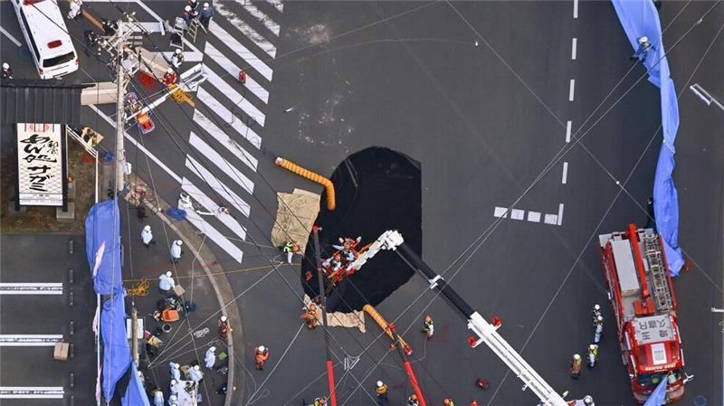 Rettungskräfte holten einen Mann aus diesem Erdloch in Japan.
