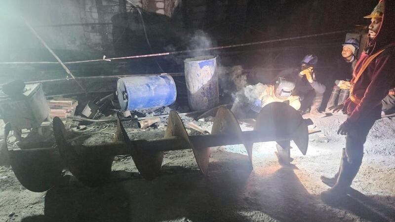 Erdrutsch behindert Rettungsarbeiten nach Tunnel-Einsturz Rettungskräfte in dem eingestürzten Straßentunnel.