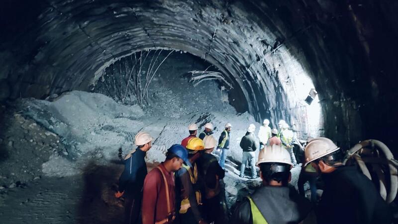 Tunnel-Einsturz in Indien mit 40 Verschütteten Rettungskräfte in dem eingestürzten Straßentunnel im nordindischen Uttarakhand, in dem etwa 40 Arbeiter verschüttet wurden.