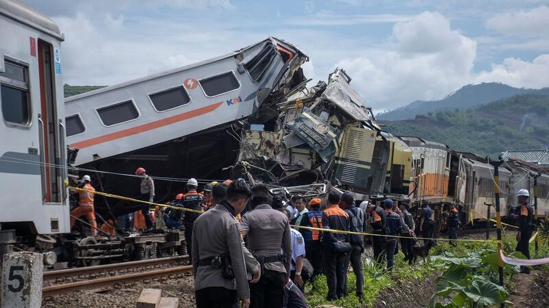 Rettungskräfte inspizieren die Zugwracks nach dem Zusammenstoß in Indonesien.