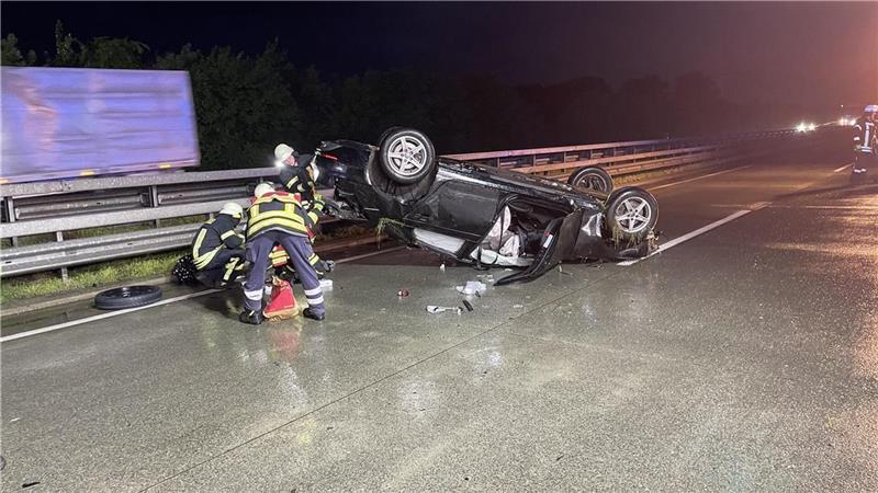 Starkregen: Auto auf A1 überschlägt sich mehrfach Rettungskräfte konnten die jungen Männer mit leichten Verletzungen aus dem verunglückten Fahrzeug befreien. Foto: Kreisfeuerwehr Rotenburg