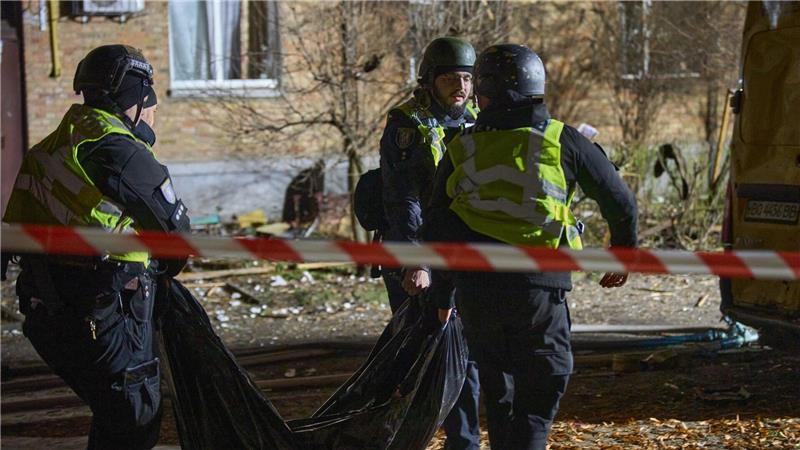 Rettungskräfte konnten einen Zivilisten nur noch tot aus den Trümmern bergen.