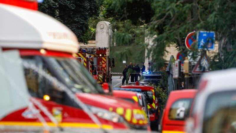 Rettungskräfte kümmern sich nach dem Unfall um die Verletzten, viele Zeugen stehen unter Schock.