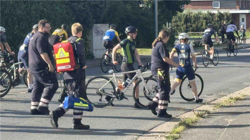 Rettungskräfte kümmern sich um die verletzten Teilnehmer.