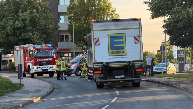 Rettungskräfte kümmerten sich um den verletzten Jugendlichen, bevor er in ein Krankenhaus gebracht wurde.