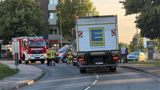 Rettungskräfte kümmerten sich um den verletzten Jugendlichen, bevor er in ein Krankenhaus gebracht wurde.